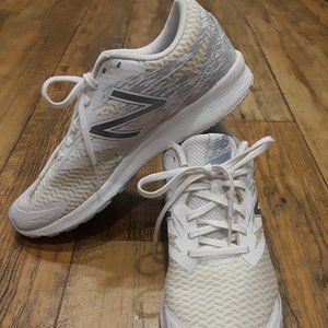 New Balance 10 White Tennis Shoes 🌼